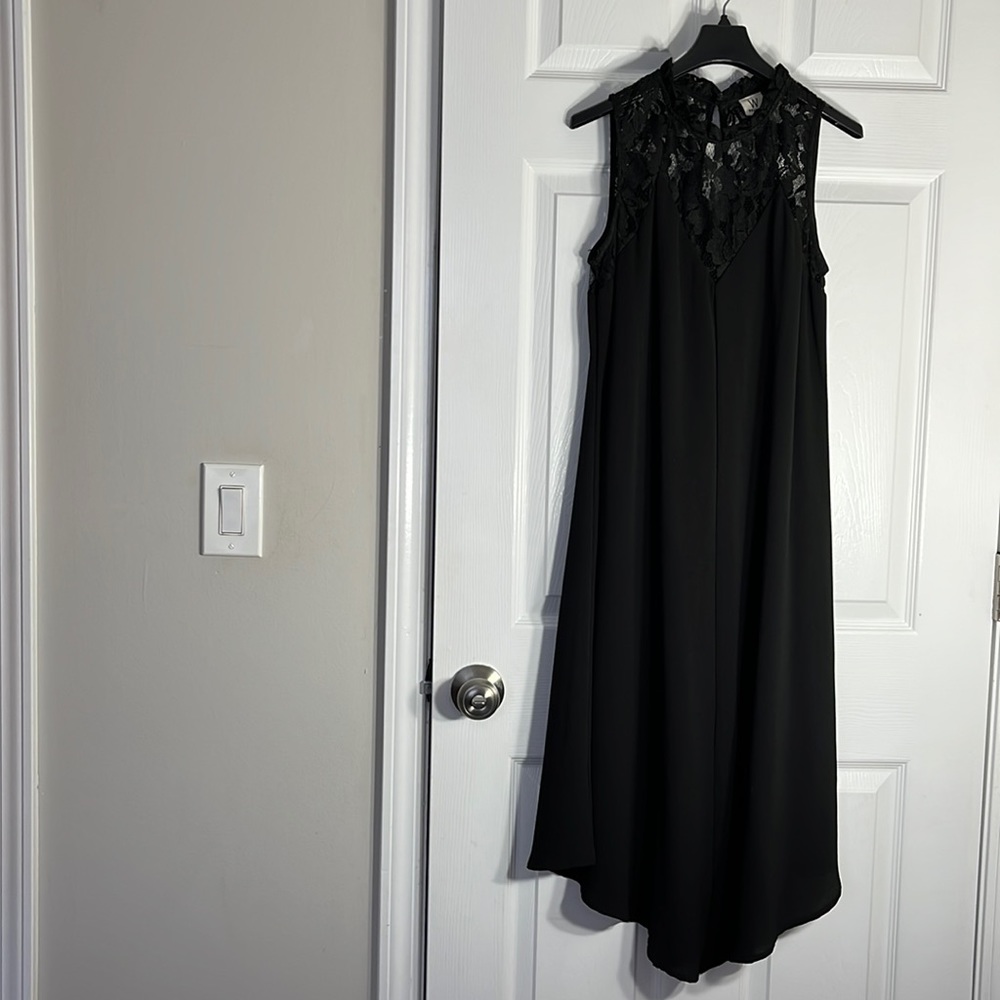 Wrapper: Black Elegant, Dress, Lace Front, V-Top, Lace top Back; Med.